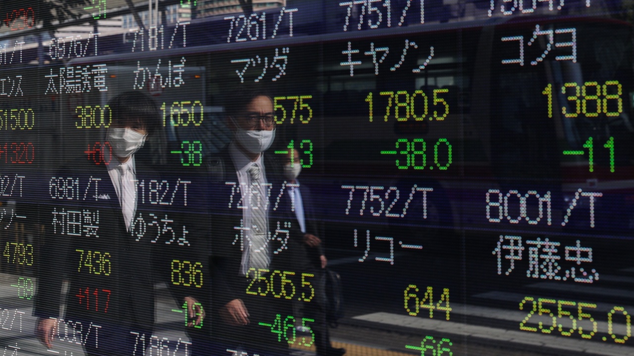 Лек спад на борсата в Токио в очакване на решенията на централната банка на САЩ