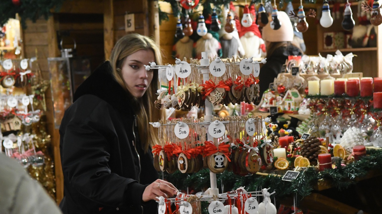 Коледно-новогодишен базар бе открит за първи път в Момчилград