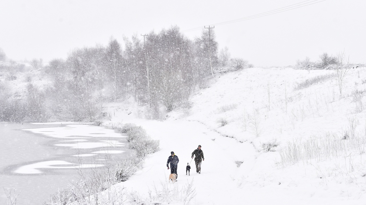 Обилен снеговалеж предизвика транспортен хаос във Великобритания. Най-малко 250 полета бяха