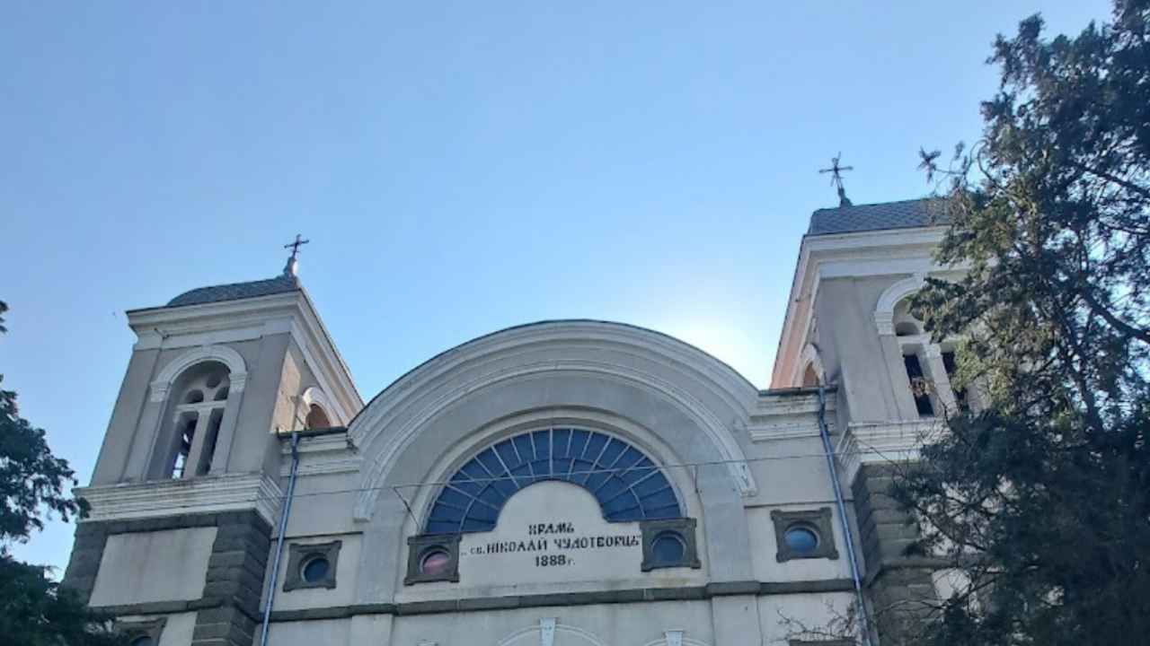 Затвориха най-голямата църква в Ямбол за ремонт