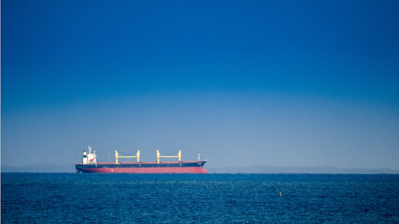 Руска застрахователна компания отказва договори на танкерите, блокирани на входа на Босфора