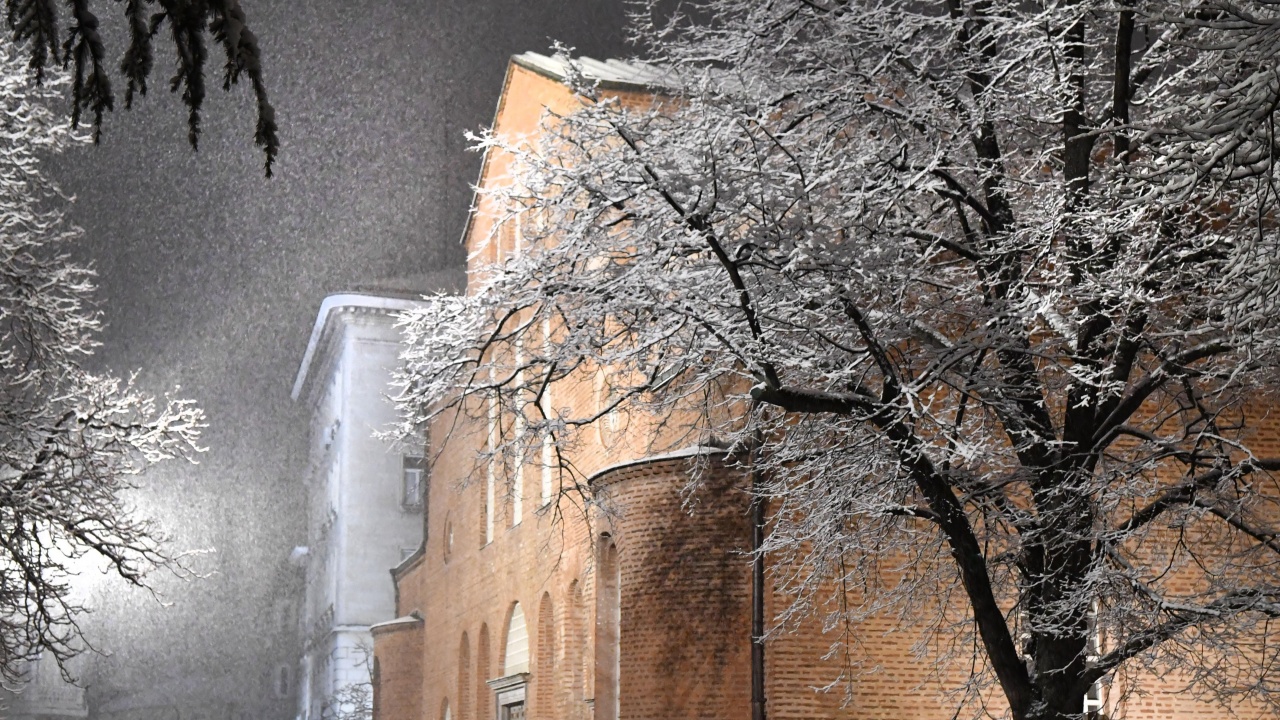 Силен сняг заваля в София, всичко побеля за минути