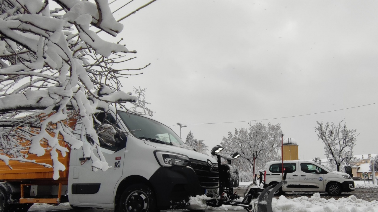 Над 60 снегорина разчистваха улиците в София