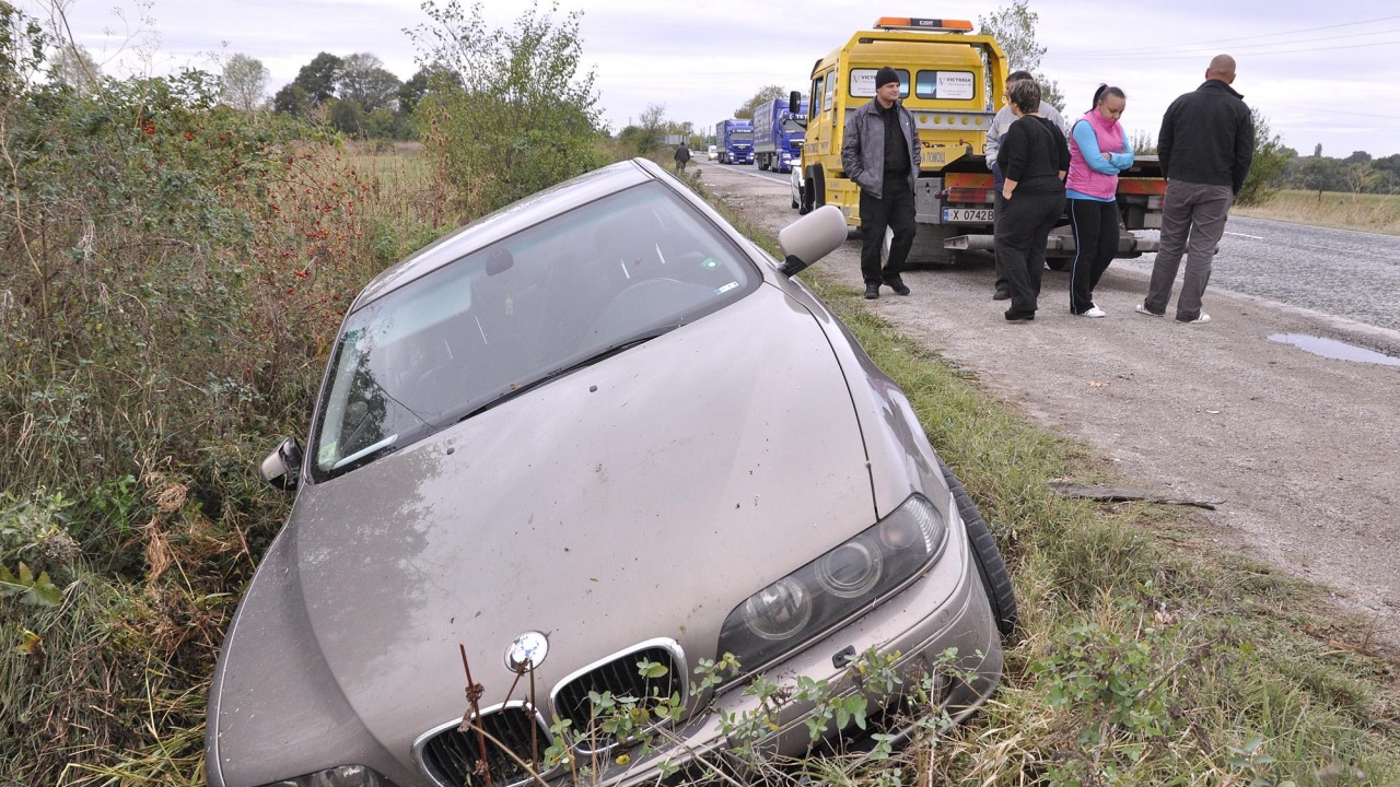 Шофьор паднал в канавка на път село Богатово - град