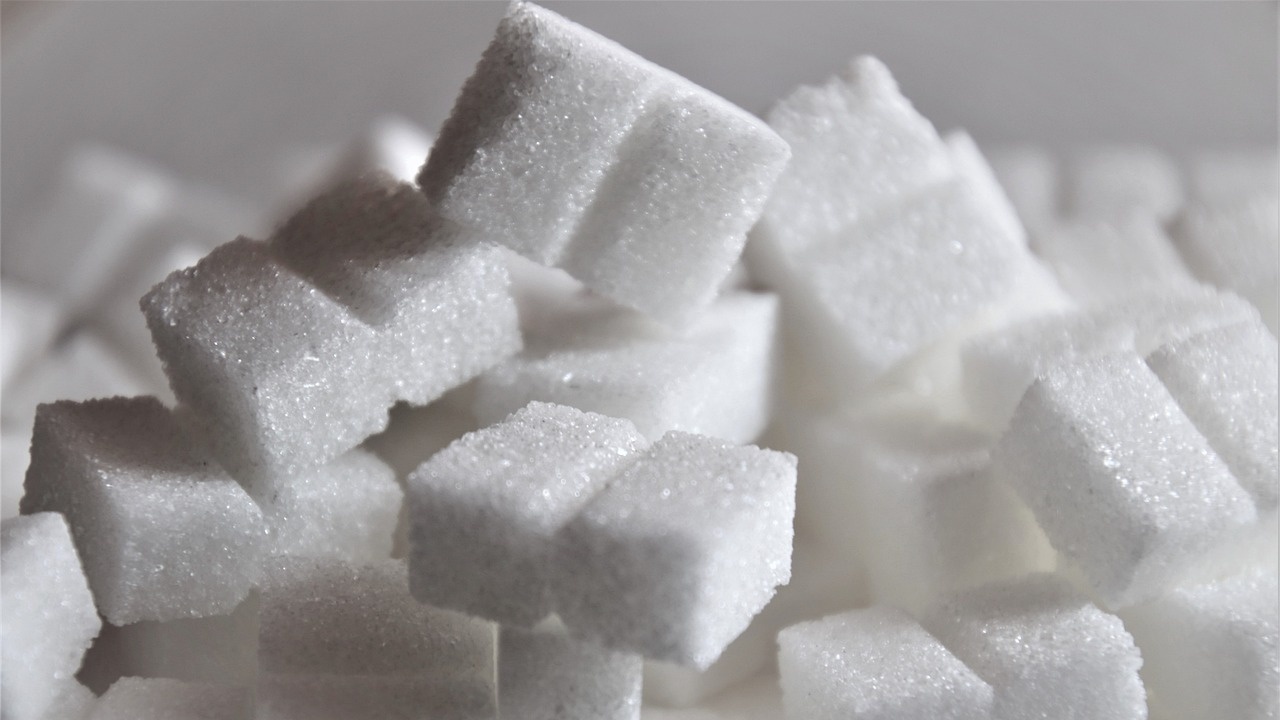 Захарта е поскъпнала най-много през последната година в Румъния. За