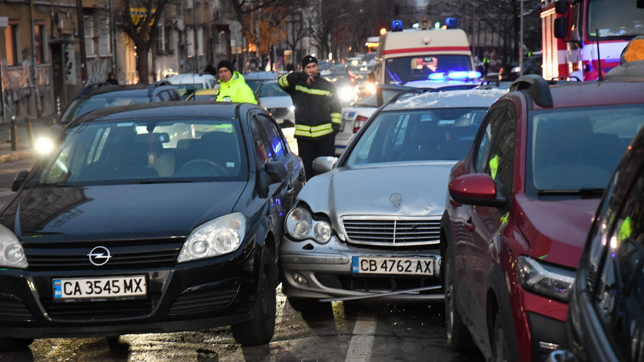Верижна катастрофа в центъра на София, четирима са пострадали
