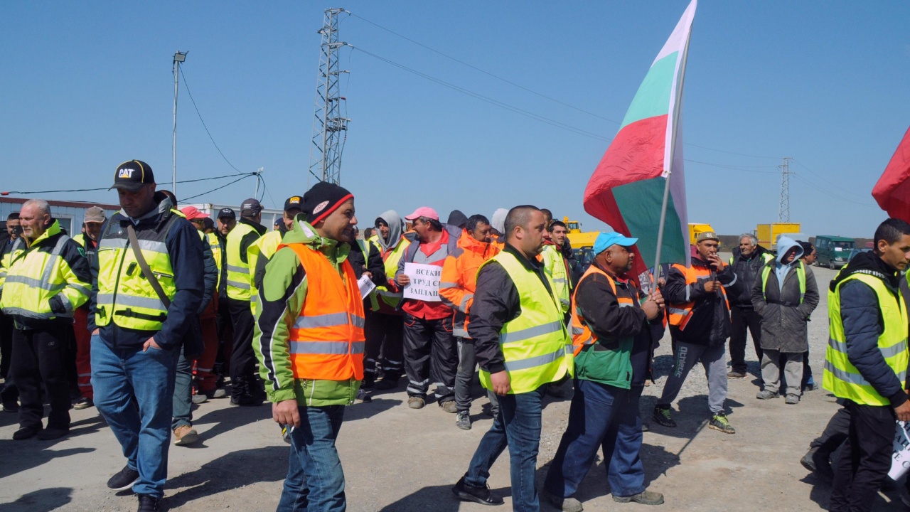 Работници от АПИ блокираха АМ "Хемус", искат по-високи заплати