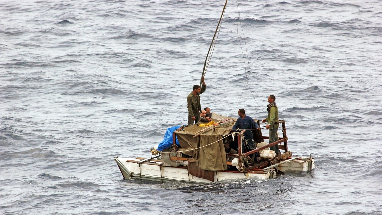 Лодка с мигранти потъна, има загинали