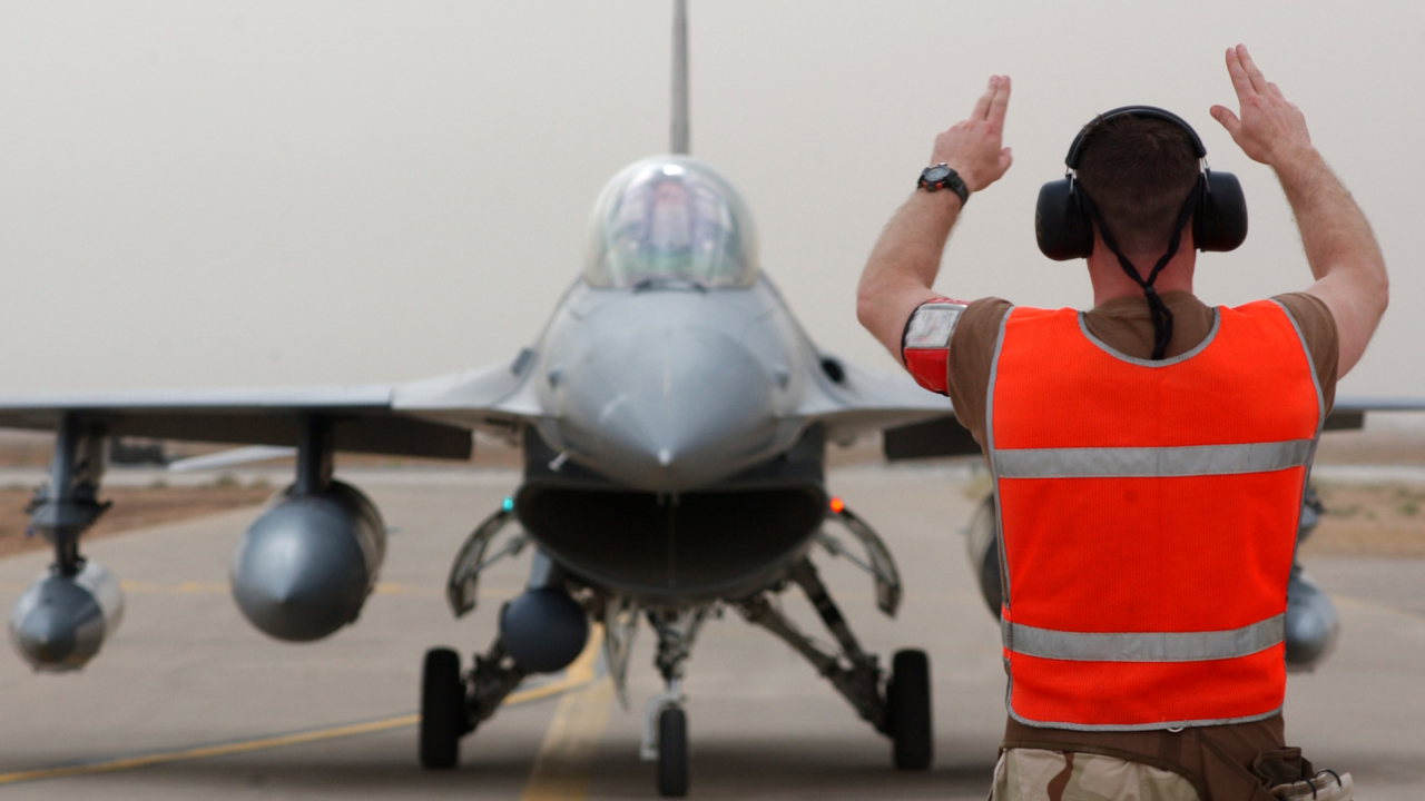 България преведе на САЩ първата вноска за вторите осем изтребителя F-16