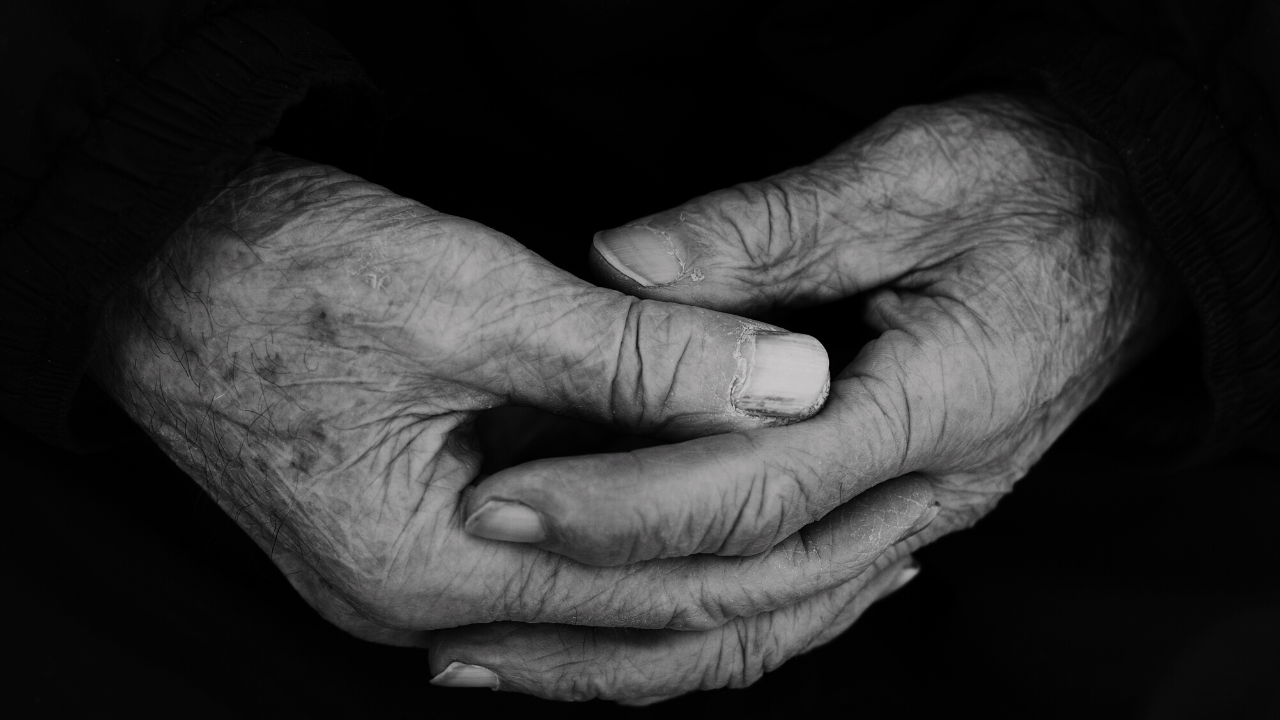 Внук окървави от бой 95-годишната си баба
