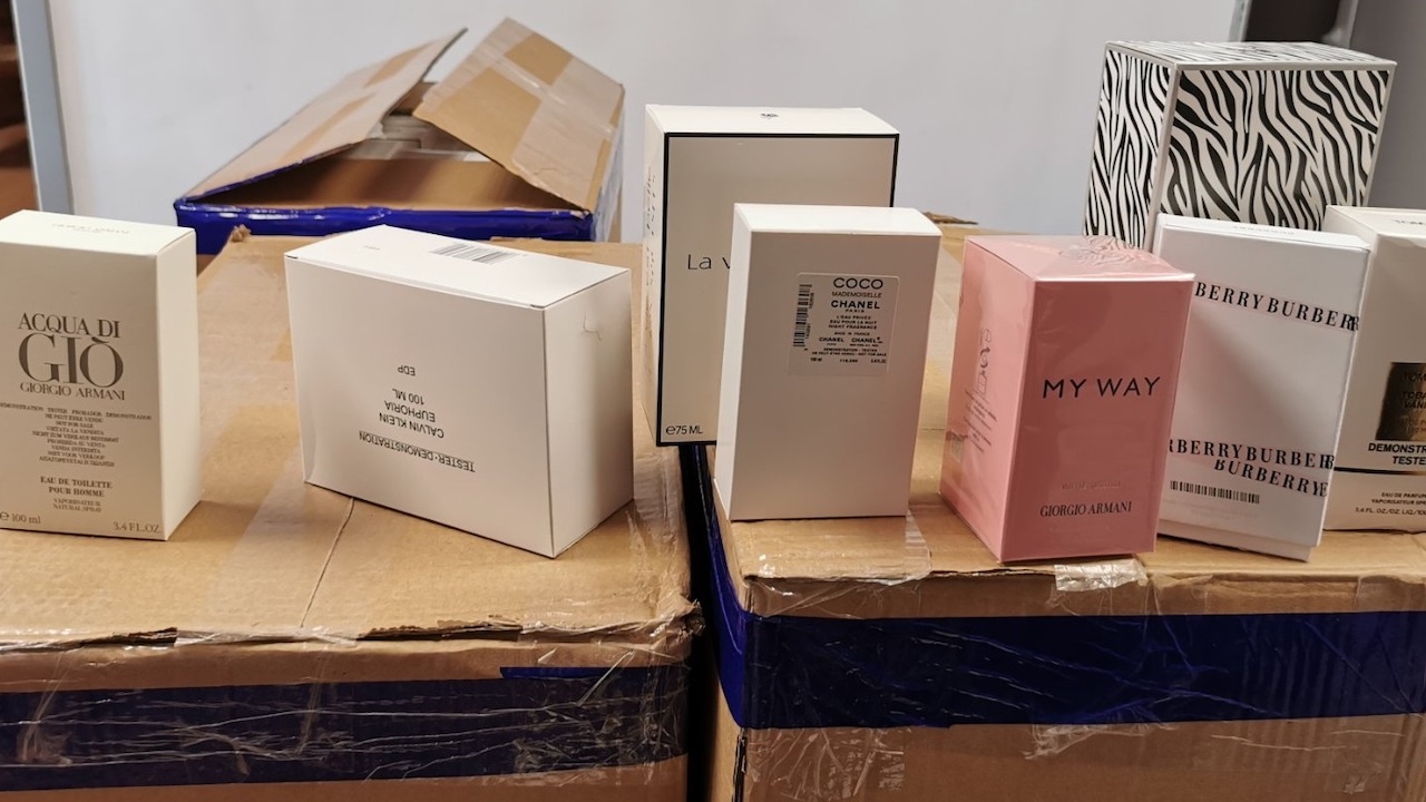 Разбиха склад за фалшиви маркови парфюми в Пловдивско