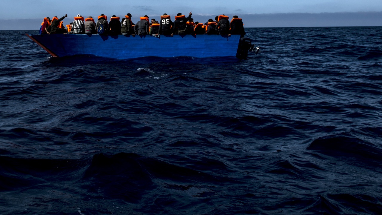 Екипаж на траулер спаси мигранти от ледените води на Ламанша