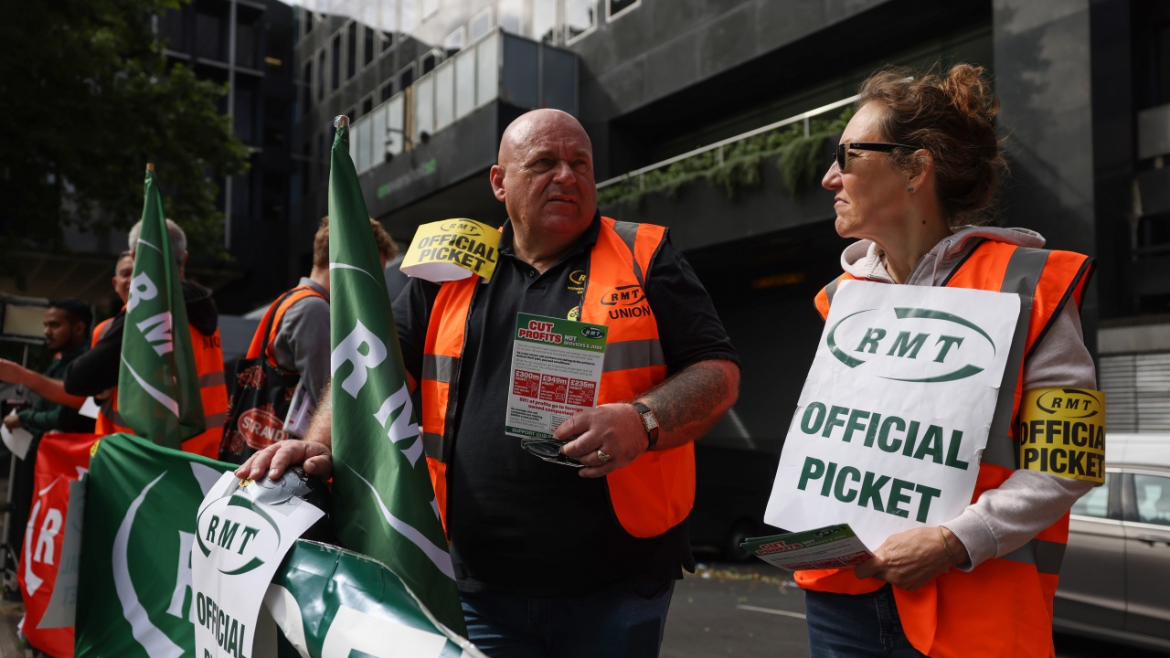 Във Великобритания стачкуват ЖП работници, шофьори на автобуси и работещи по магистралите