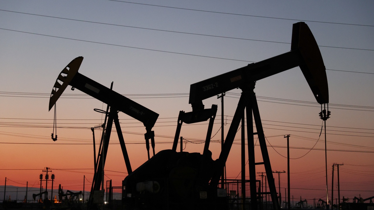Руският петрол е бил със средна цена 57,49 долара за барел през изминалия месец