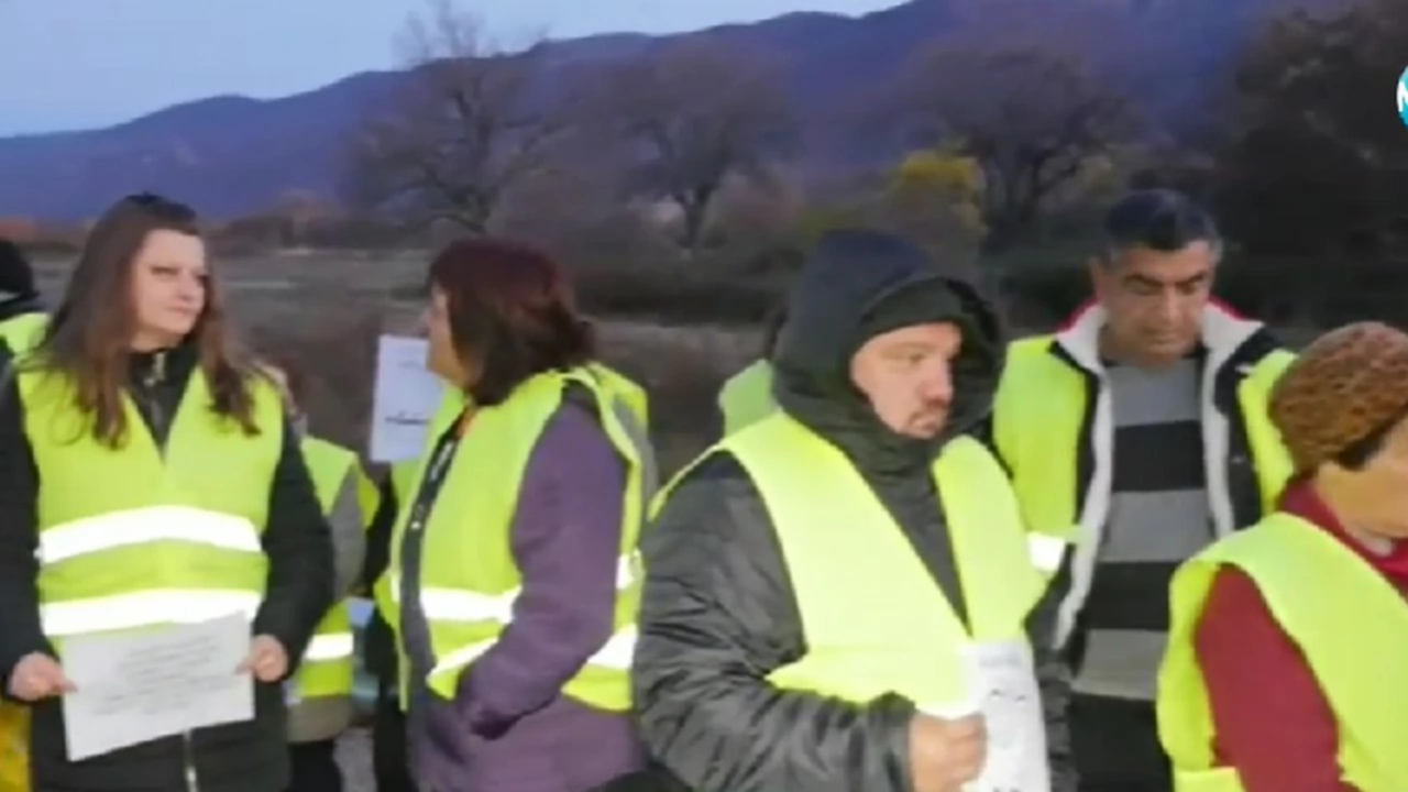 Жители на наводнените Карловски села на граждански протест заради неспазени