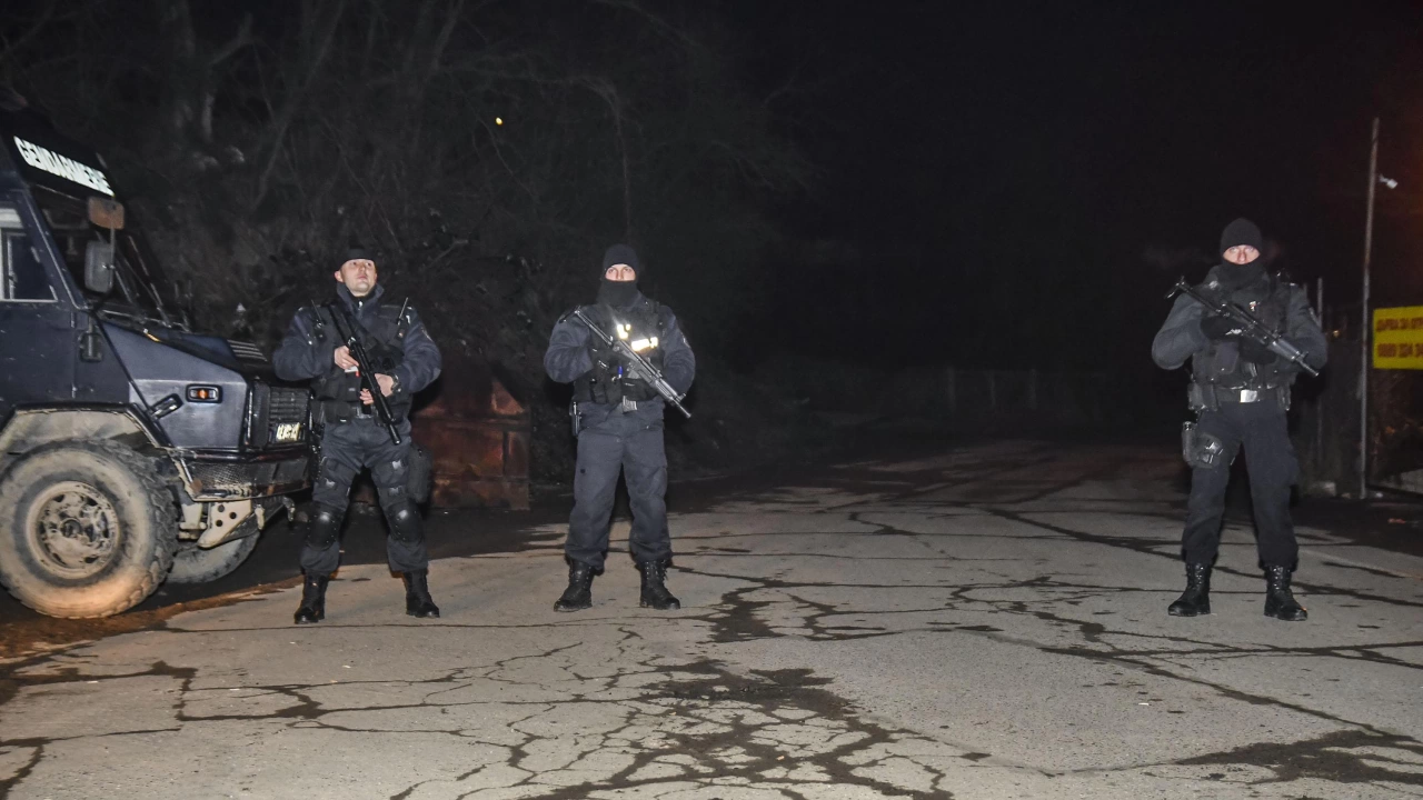 Нелегални мигранти са нападнали жандармеристи с камъни на АМ Тракия до тунел