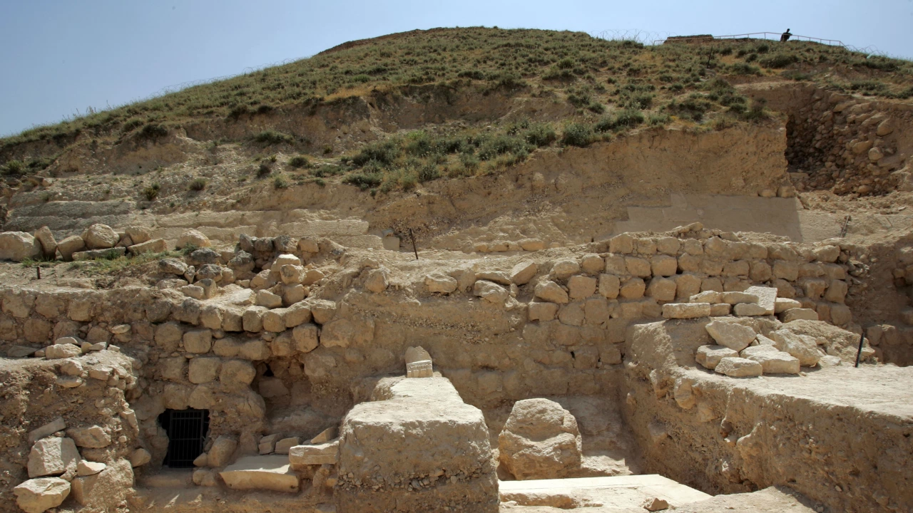 Над 60 гробници са разкрити досега в древно гробище в