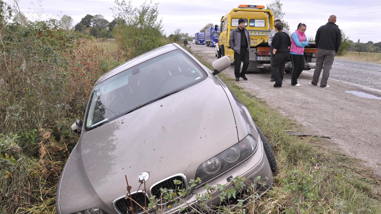 Шофьор паднал в канавка на път село Богатово град