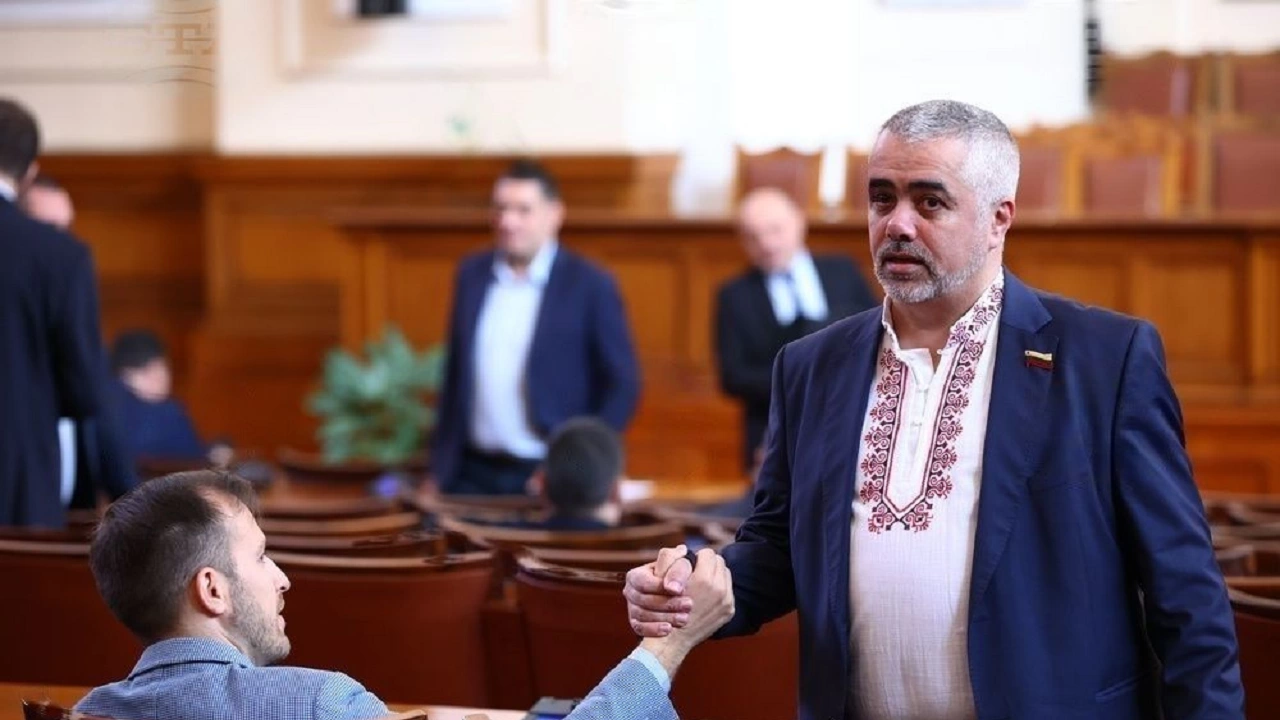 Депутат събра погледите на колегите си с патриотичен дрескод  
Иван Манев от ПГ