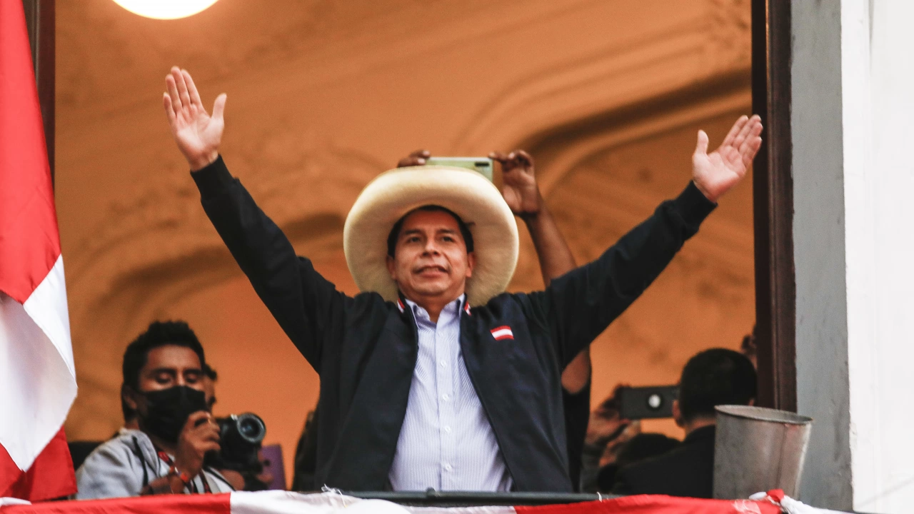 Перуански съдия нареди сваленият президент Педро Кастильо да остане под