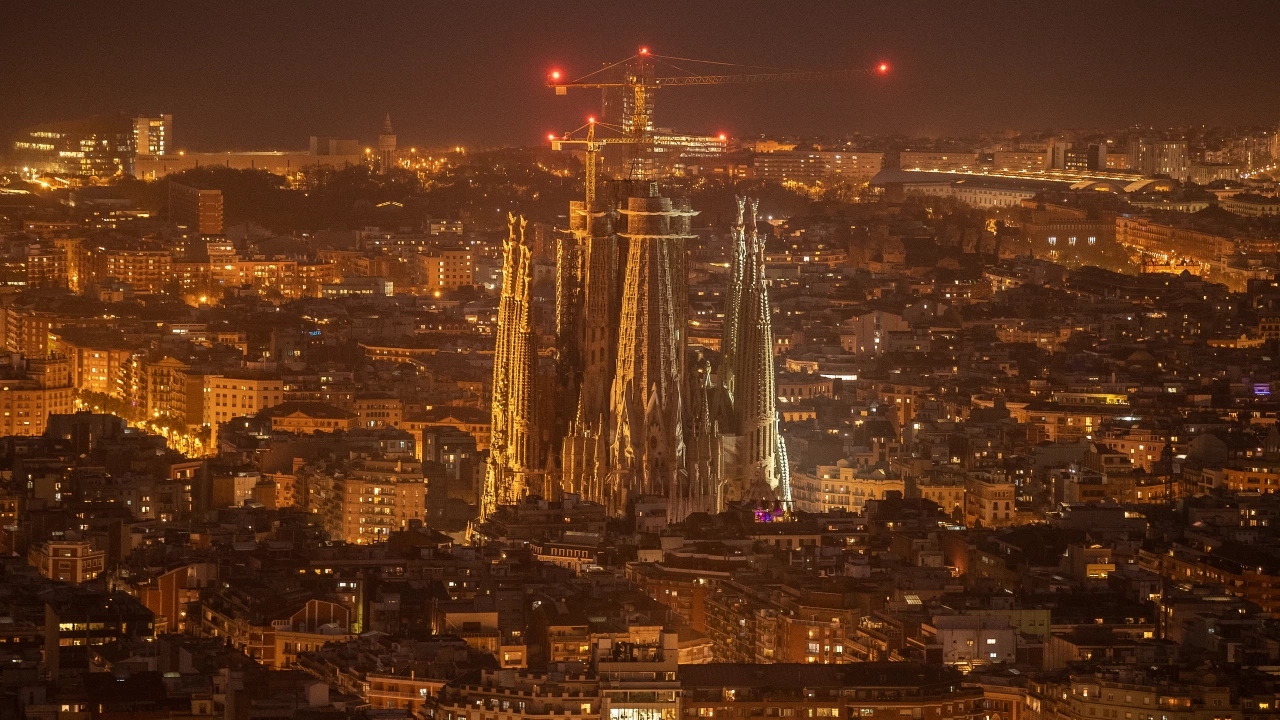 Катедралата Саграда фамилия в Барселона освети двете си нови кули