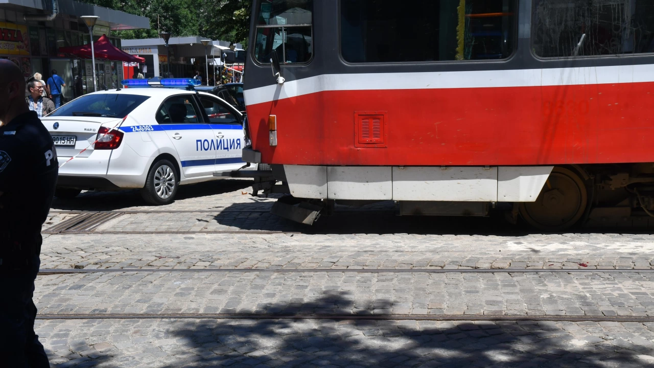 Трамвай и кола се сблъскаха на релсите на Руски паметник