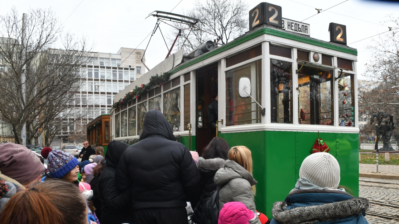 Коледният ретро трамвай тръгна из столичните улици. За десета поредна