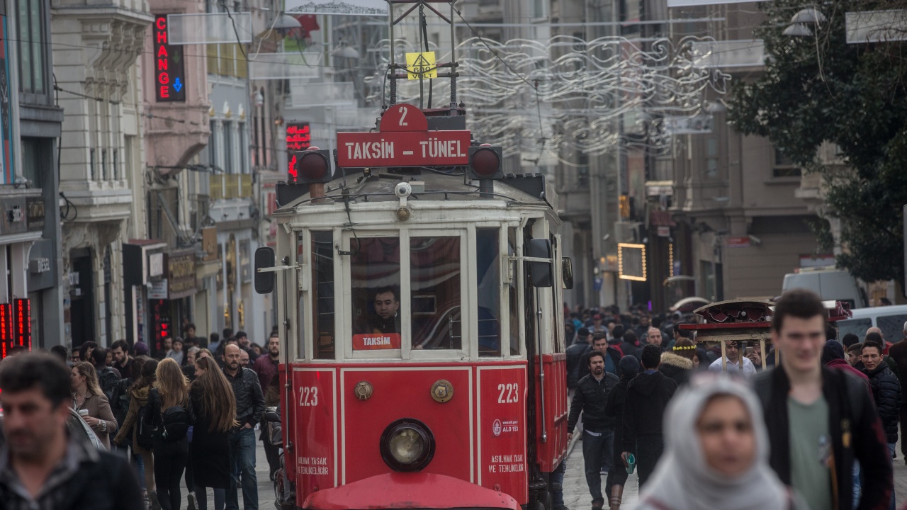 Четирима ранени, след като трамвай дерайлира и се блъсна в стълб в Истанбул