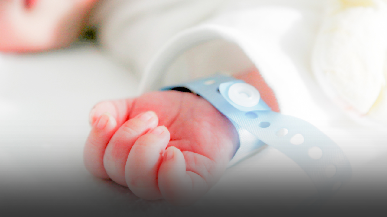 Прокуратурата с подробности за разменените бебета и проблема с гривните в родилното