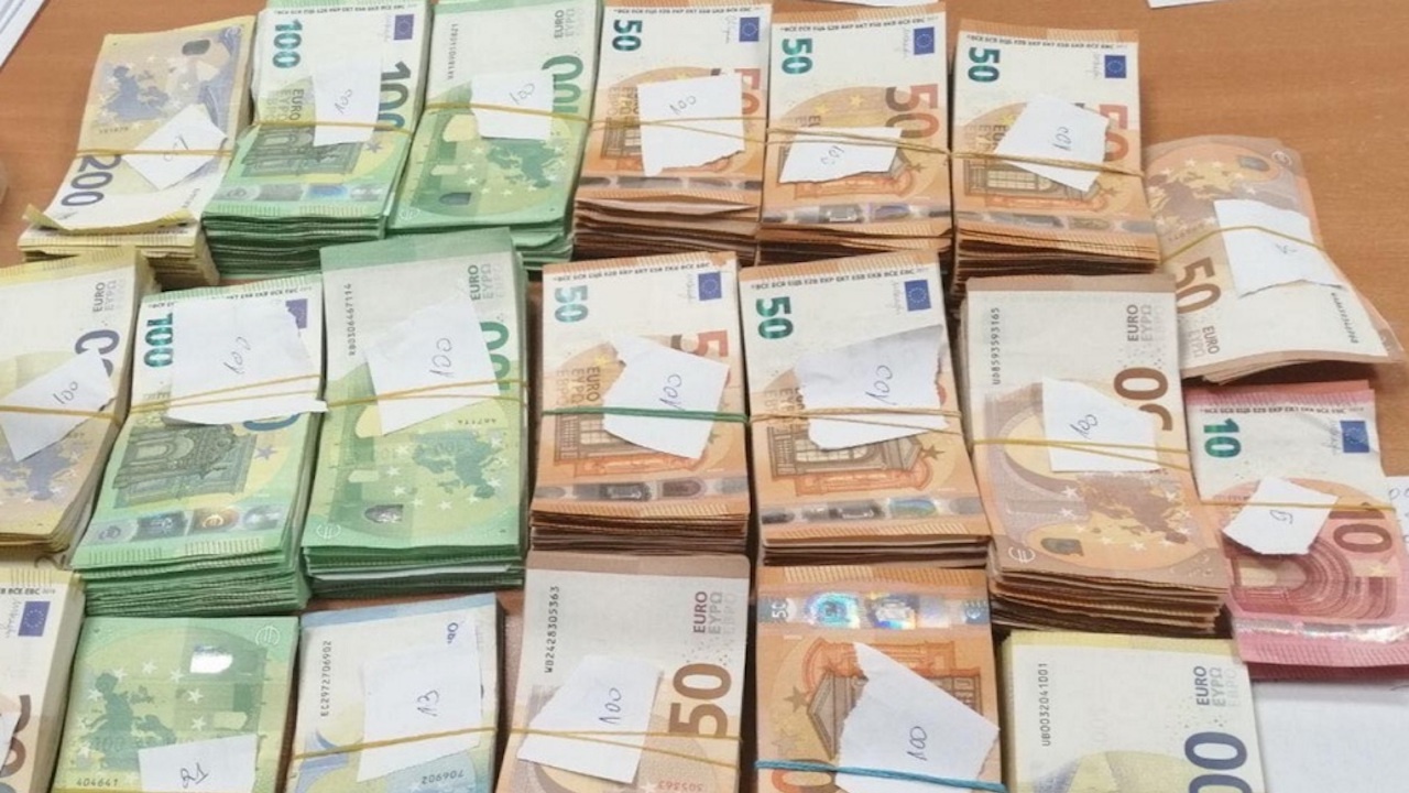 Митничари откриха валута за близо 100 бона в автомобилна аптечка