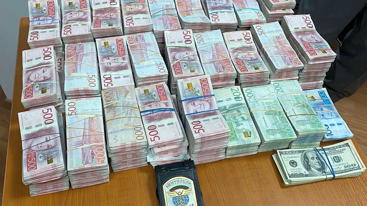 Митничари откриха недекларирана валута за над 1 млн. лева в товарен автомобил