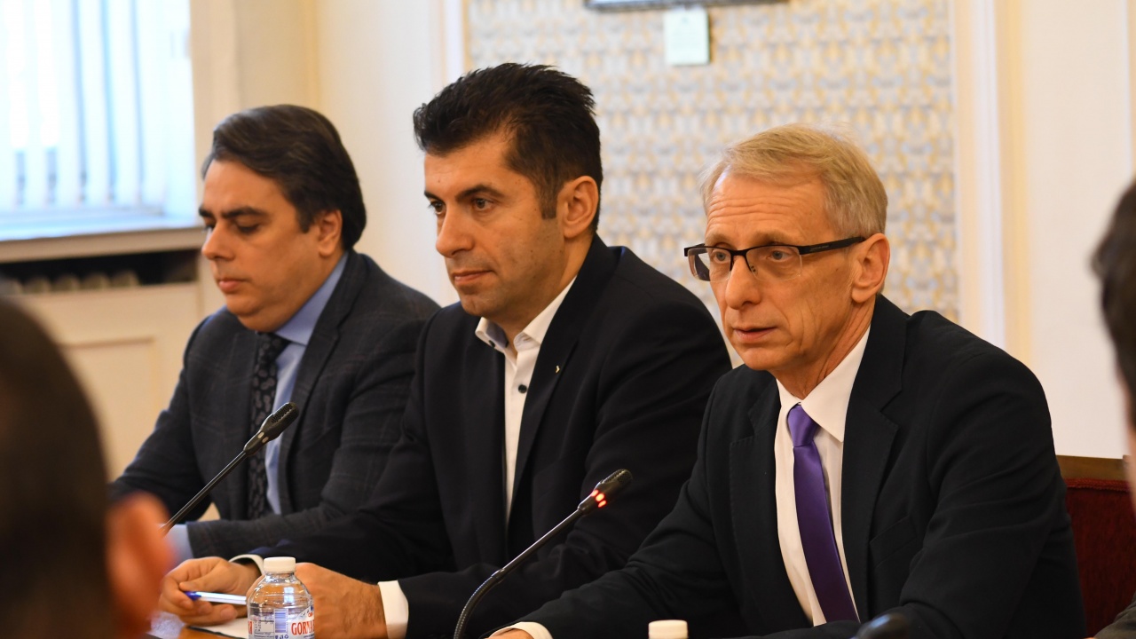 Петков и Василев няма да участват в срещите по съставяне на кабинет с втория мандат