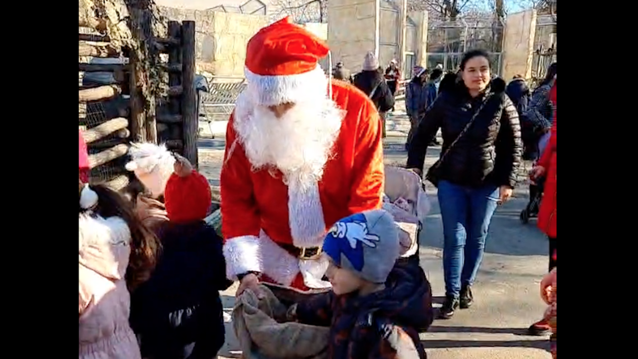 Дядо Коледа раздаде подаръци на обитателите в Зоопарка във Варна. 
Десетки