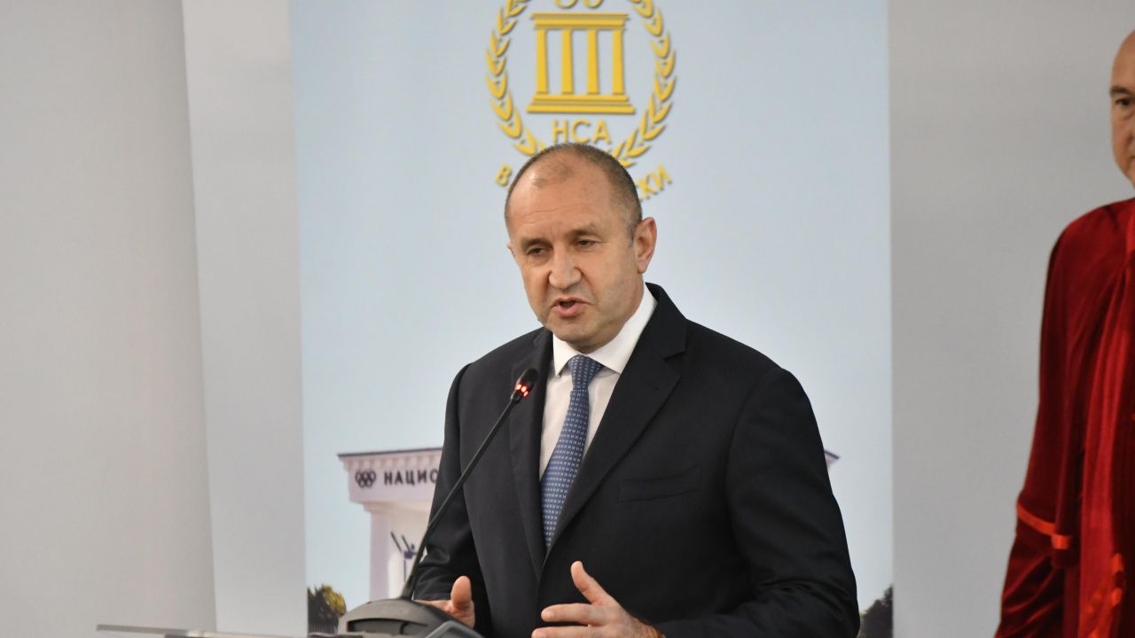 Президентът към ученици: Носете България в сърцето си