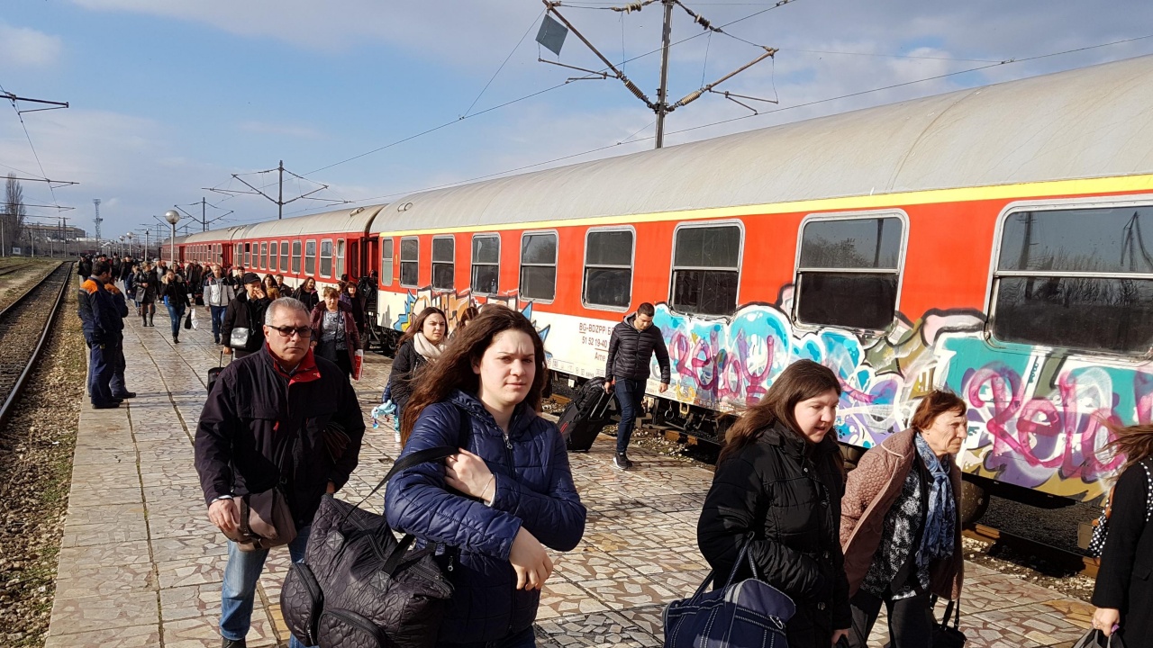 БДЖ с над 13 хил. допълнителни места във влаковете за празниците