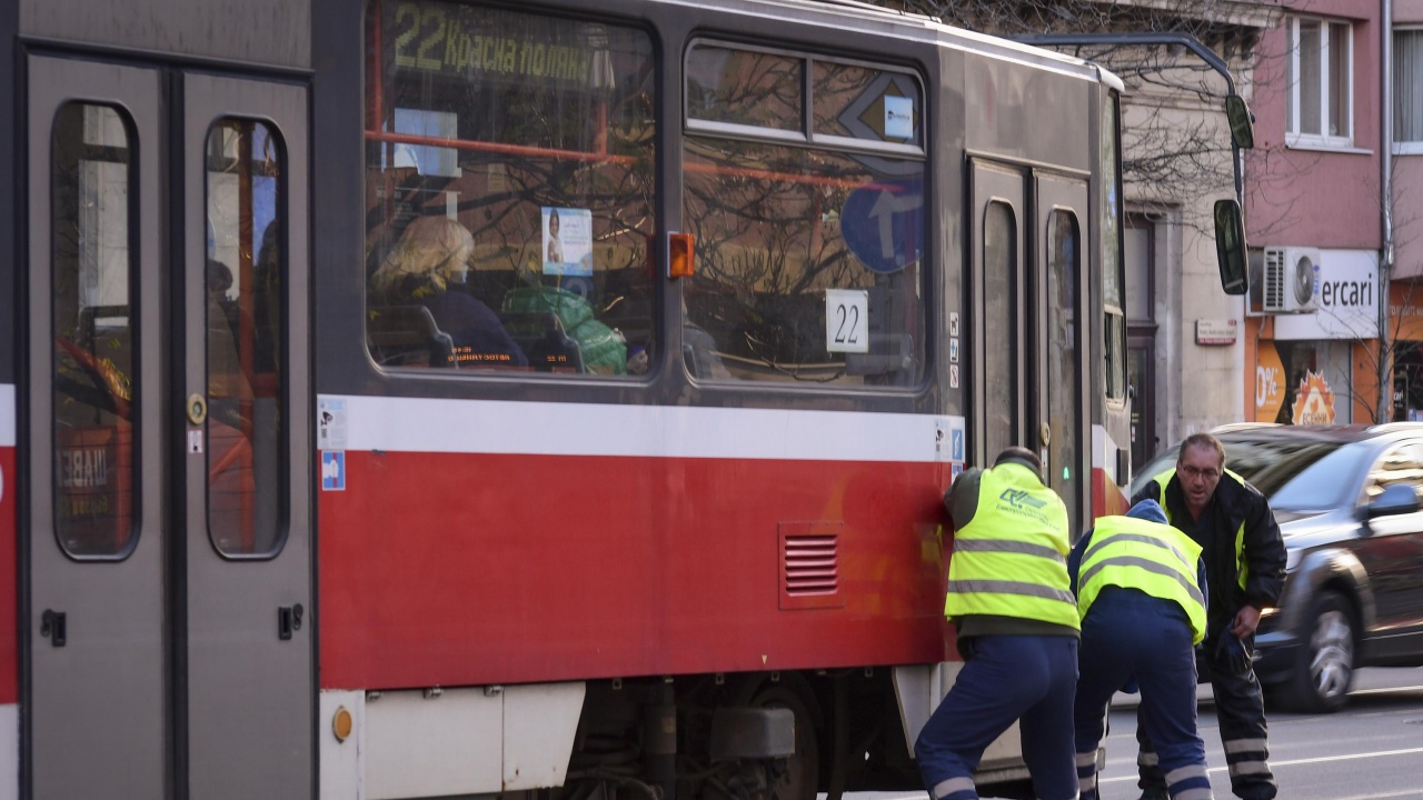 Заради пешеходец: Трамвай аварира в центъра на София