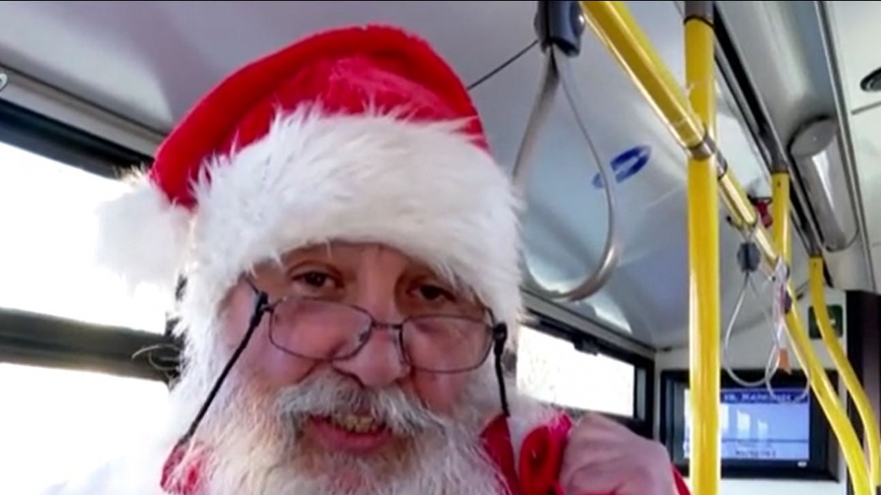 Дядо Коледа раздава подаръци в градския транспорт в Стара Загора