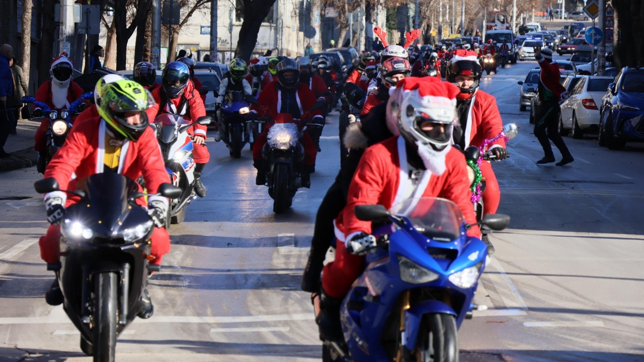 Мотористи с костюми на Дядо Коледа преминаха по улиците на Плевен
