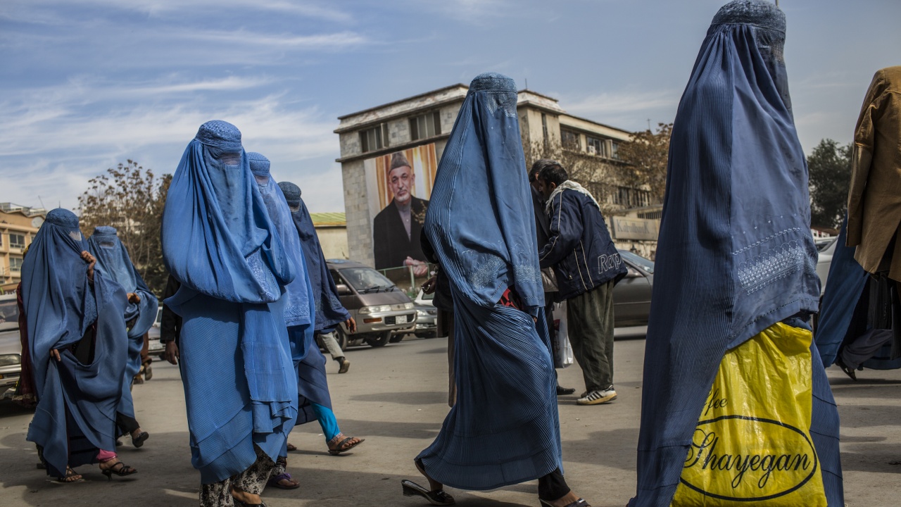 Три хуманитарни организации затварят в Афганистан след забрана на талибаните жени да работят за НПО