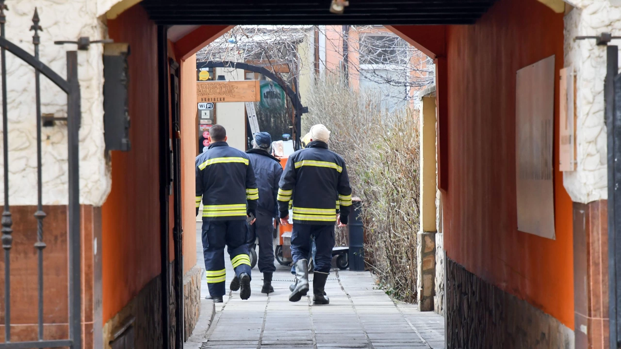 Огнеборци от противопожарната служба в гр Рила спасили живота на