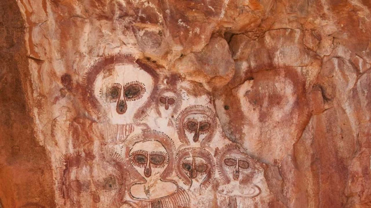 Австралийските власти съобщават че вандали са унищожили скално изкуство за