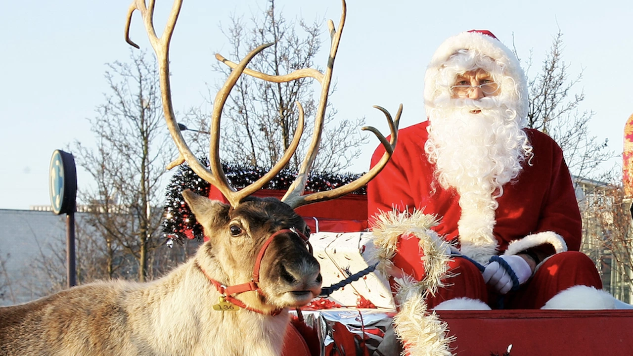Дядо Коледа започна голямото си пътешествие Двамата с елена Рудолф