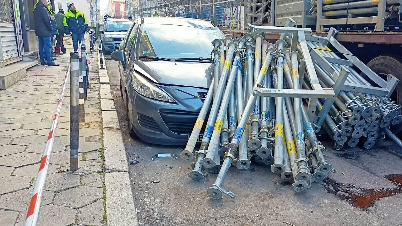Строителен кран изпусна товара си върху лек автомобил в столицата