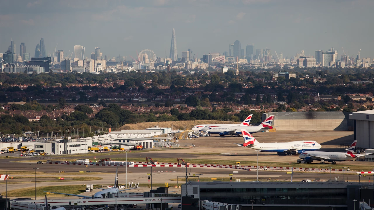 Британските летища предупредиха пътниците за възможни забавяния на полетите след