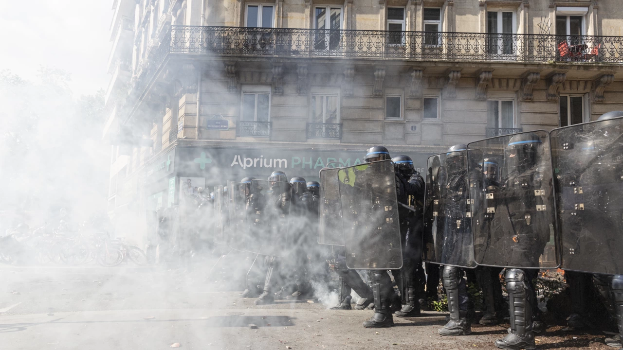 Протести избухнаха в Париж в квартала в който по рано днес