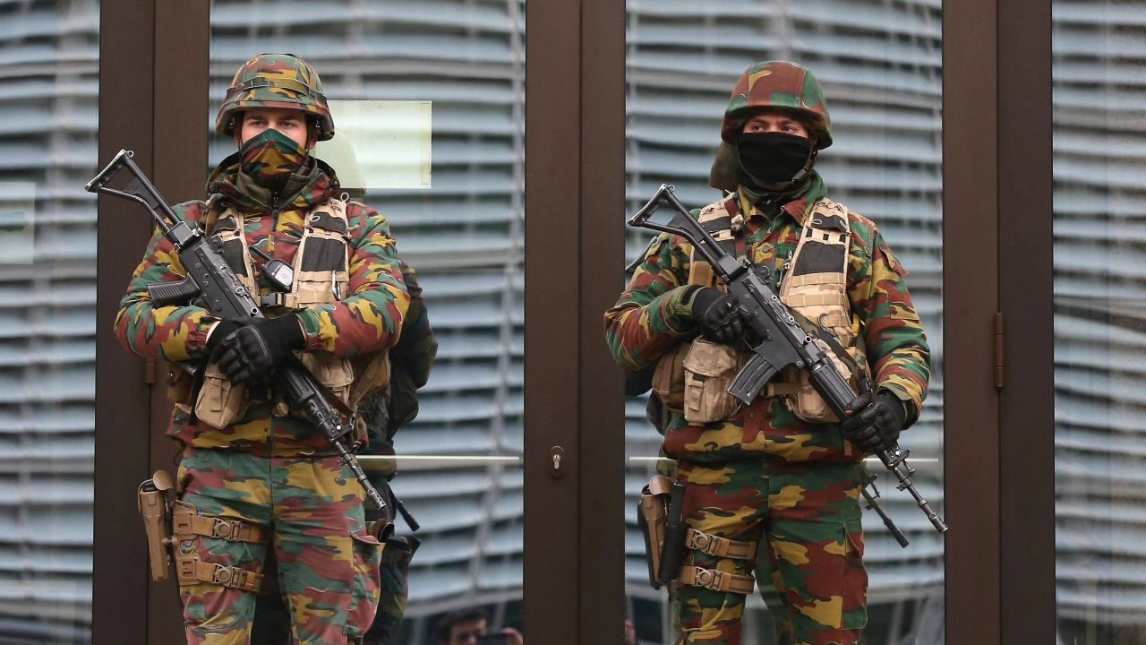 Двама служители на белгийските военновъздушните сили бяха арестувани в сърцето