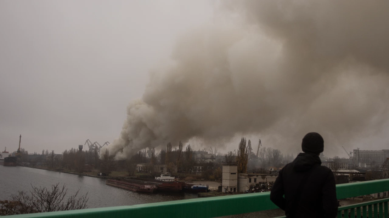 Трима служители на украинските аварийни служби загинаха вчера при експлозия