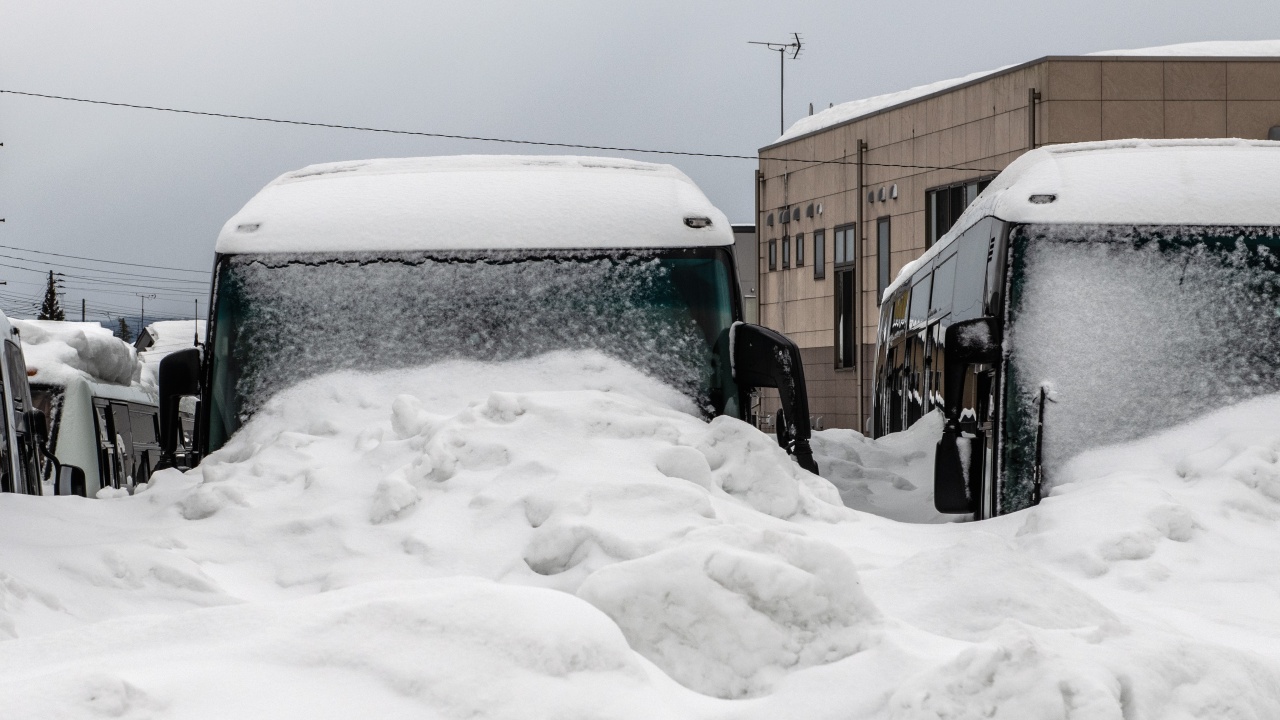 Хаос в трафика в Северна Япония  заради силен снеговалеж