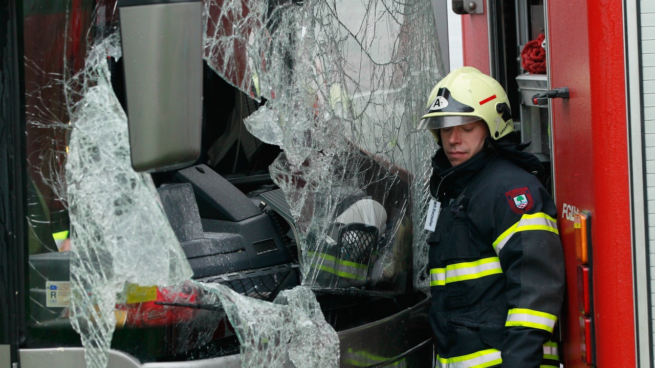 Автобус се вряза в мост в Русия, петима загинаха, 21 са ранени