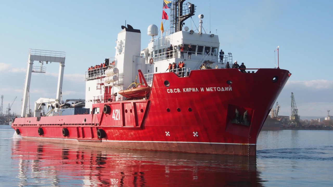 Българският научно-изследователски кораб „Св.св. Кирил и Методий“ отплава за Антарктида